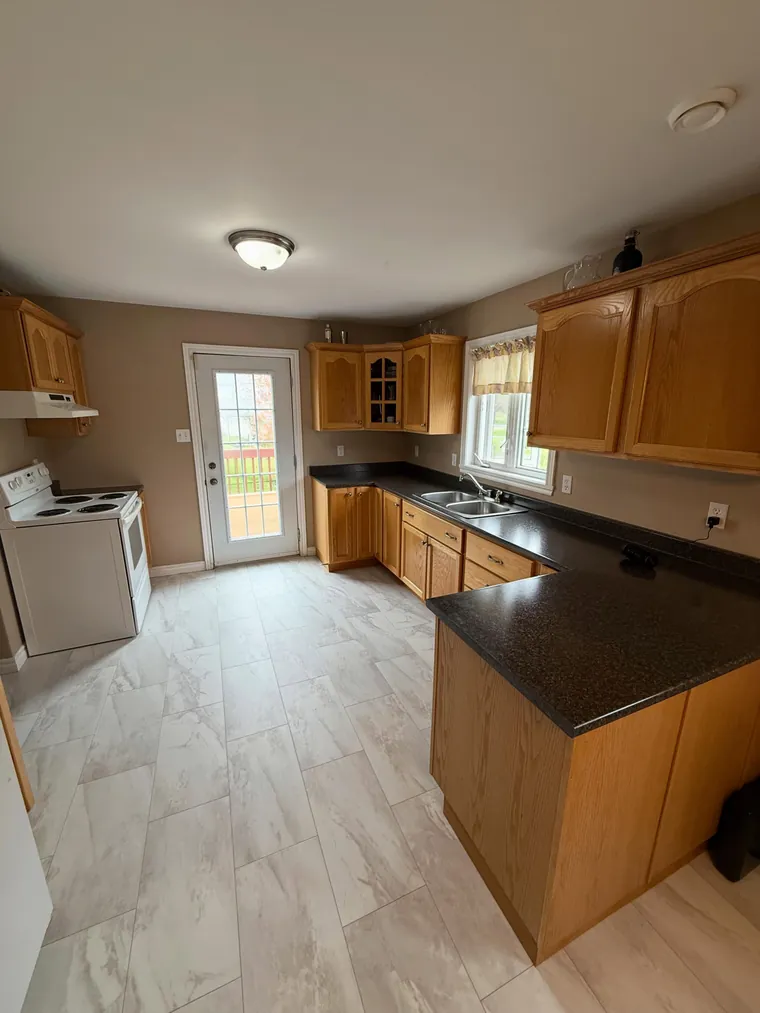 Oak kitchen renovation in a Bedford home